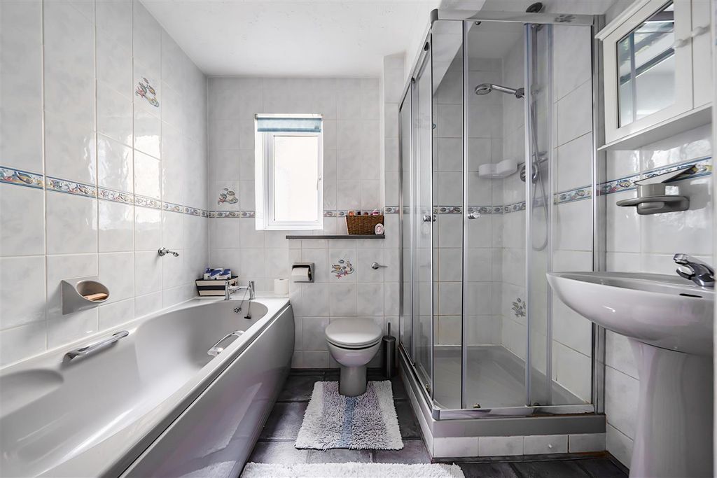 Additional image 16 of 5 bed detached house for saleDunsmore Gardens, Yateley, Hampshire GU46