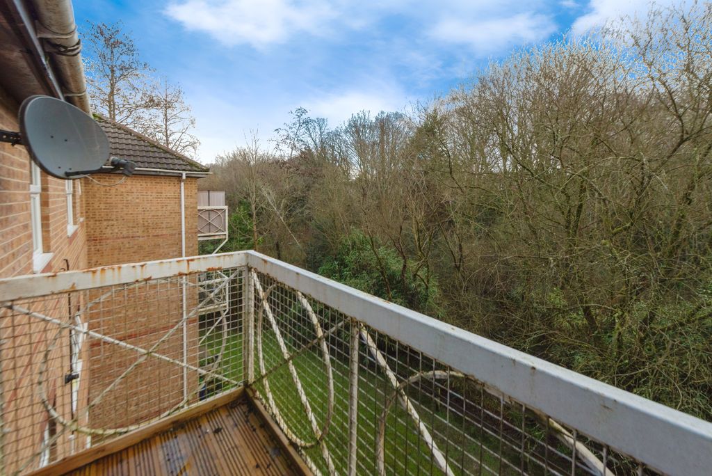 2 bed flat for saleMiddle Road, Southampton, Hampshire SO19 photo 2