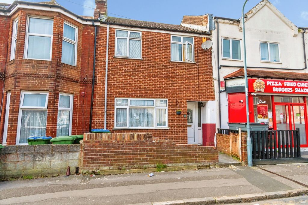 5 bed terraced house for saleDerby Road, Southampton, Hampshire SO14