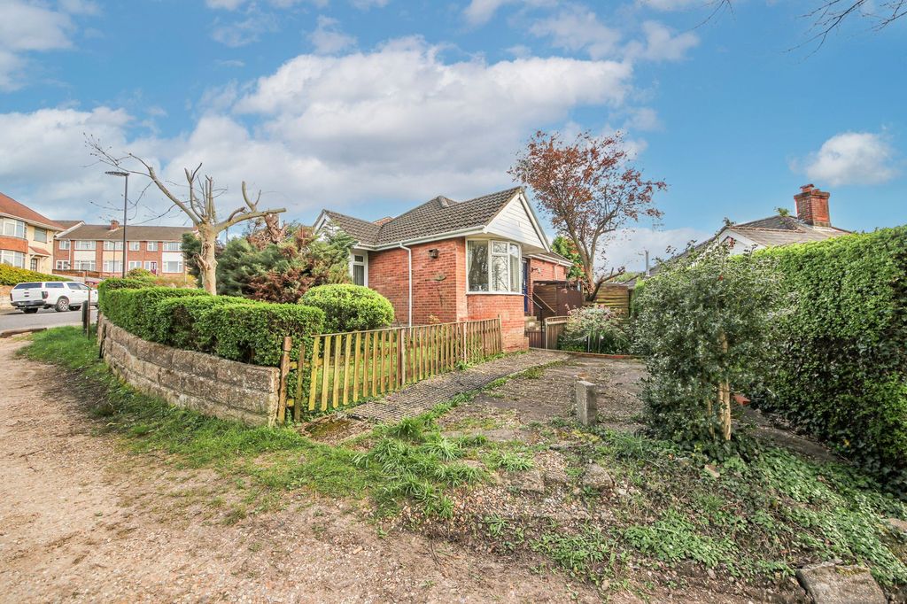 2 bed detached bungalow for saleSouth East Road, Sholing SO19