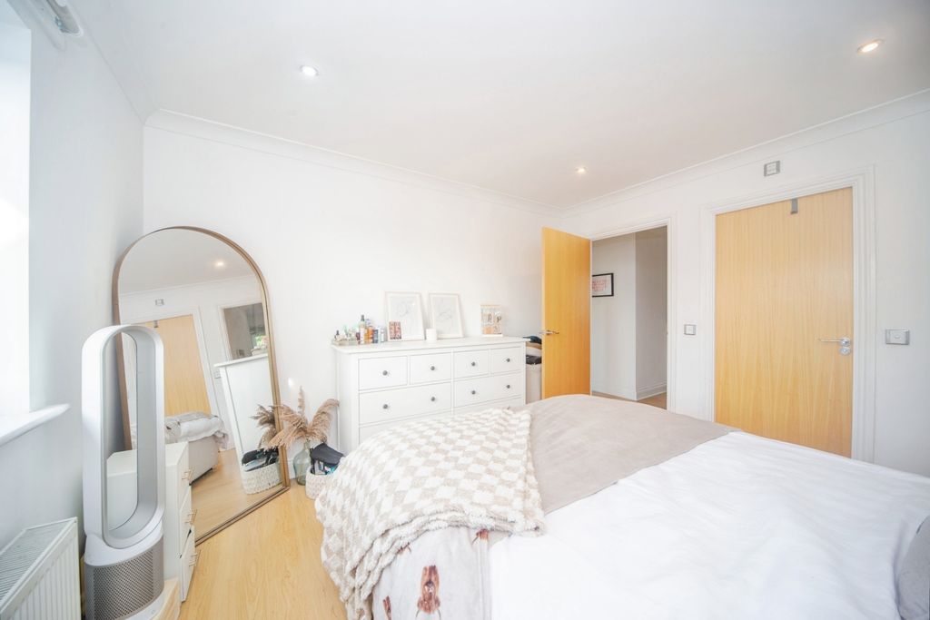 Additional image 10 of 2 bed flat for saleWinchester Road, Southampton, Hampshire SO16