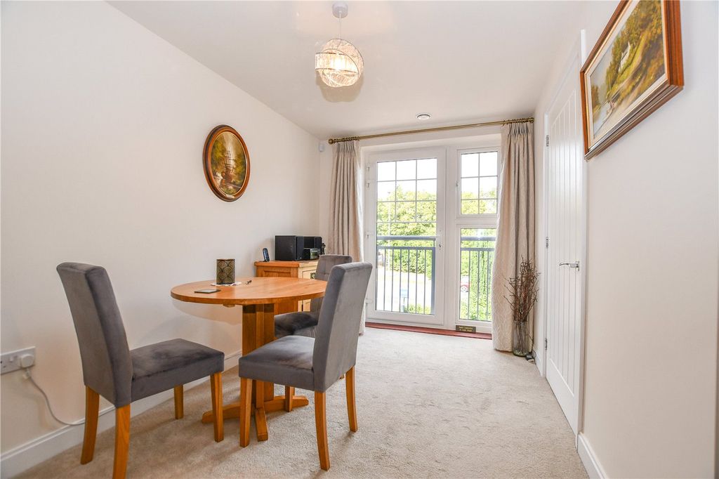 2 bed flat for saleReading Road, Wokingham, Berkshire RG41 photo 3