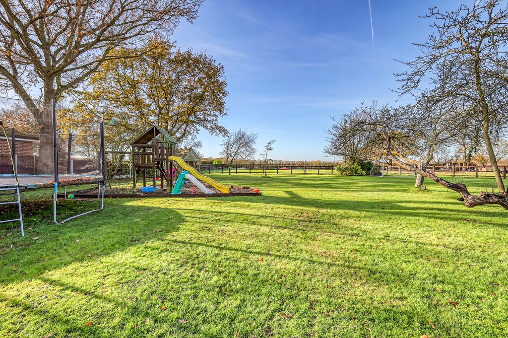 Additional image 21 of 5 bed bungalow for saleHighcliffe Drive, Wickford SS12