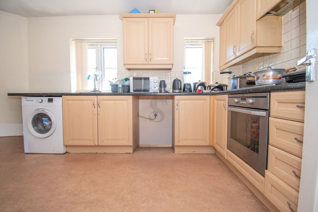 Additional image 4 of 2 bed flat for saleSwinton Close, Hamilton LE5