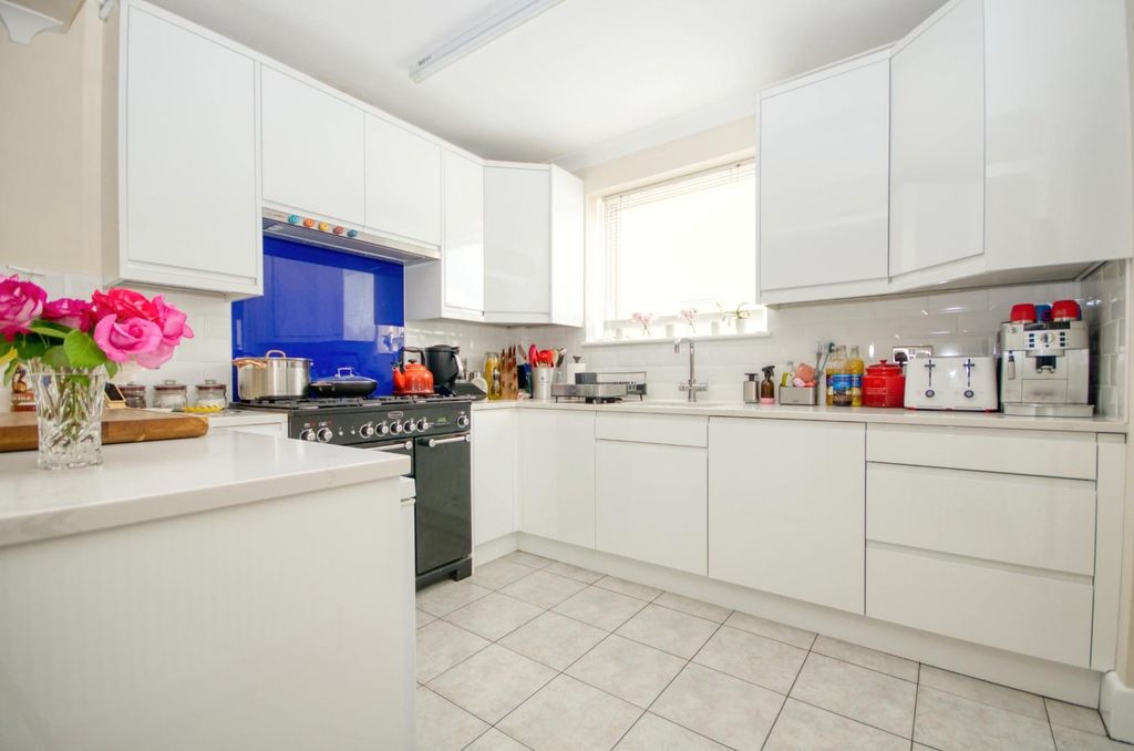 3 bed semi-detached house for saleChessel Crescent, Southampton SO19 photo 4