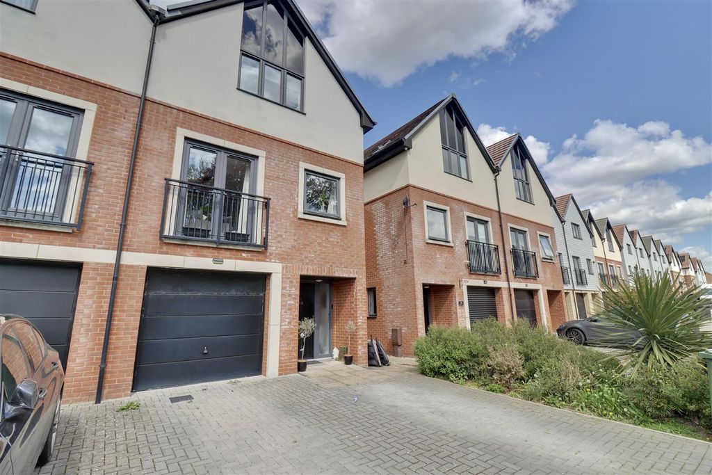 Additional image 11 of 3 bed town house for saleNautilus Drive, Portsmouth PO6