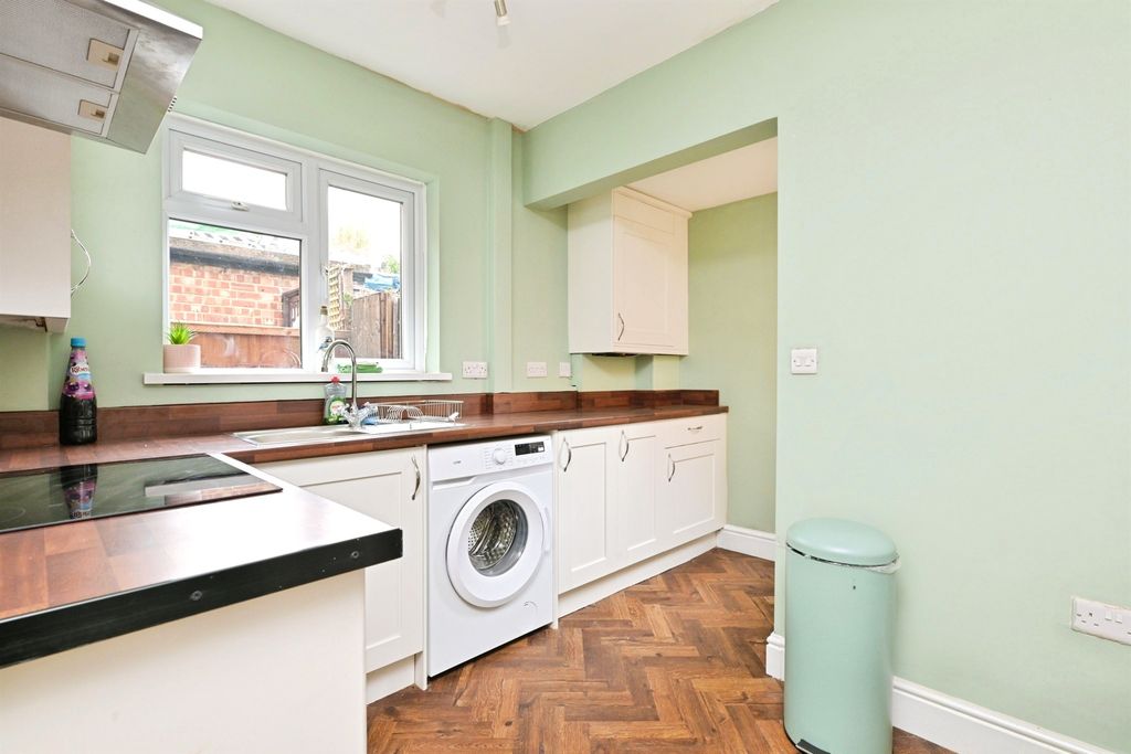 Additional image 9 of 3 bed semi-detached house for saleCrescent Close, Market Harborough LE16