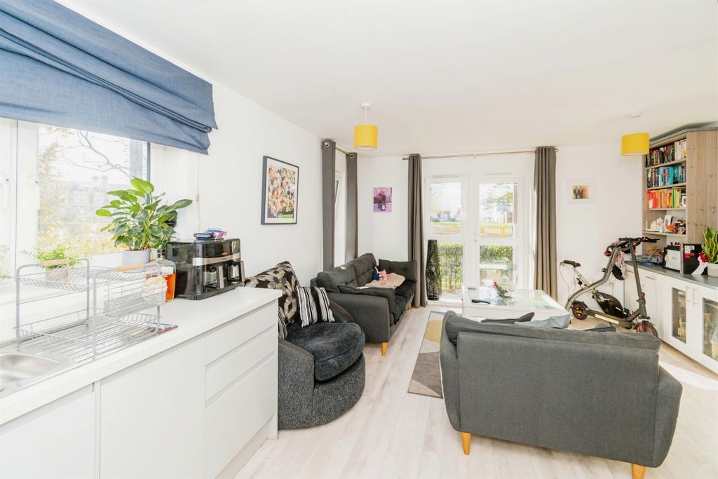 Additional image 2 of 3 bed flat for saleMeridian Way, Southampton SO14