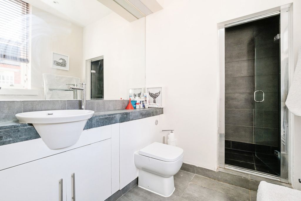 Additional image 15 of 3 bed flat for saleBartholomew House, Richmond Drive, Woodford Green IG8