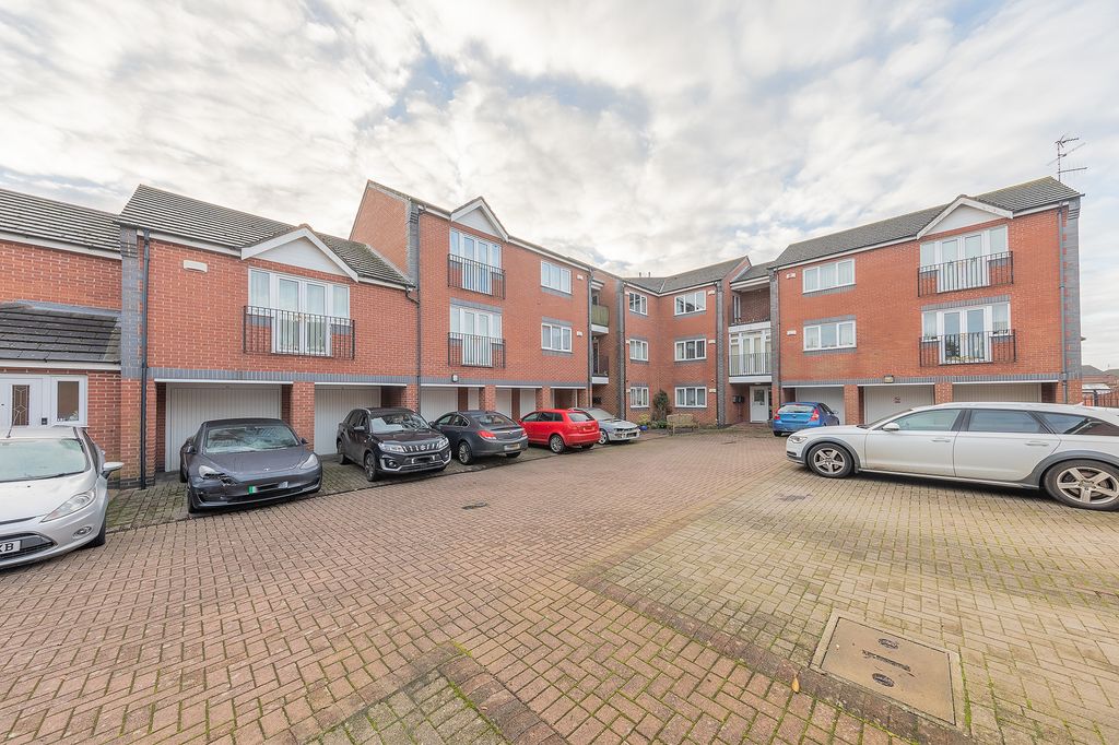 2 bed flat for saleWest Street, Leicester LE9