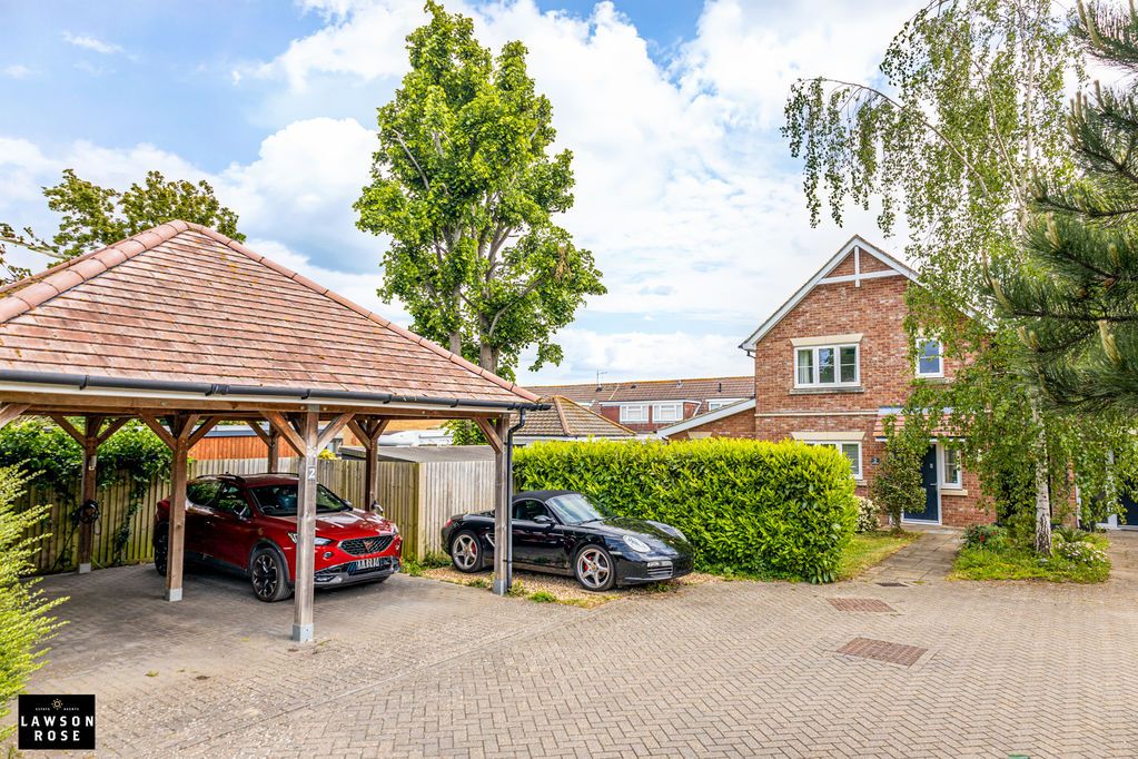 3 bed detached house for saleGleave Close PO4