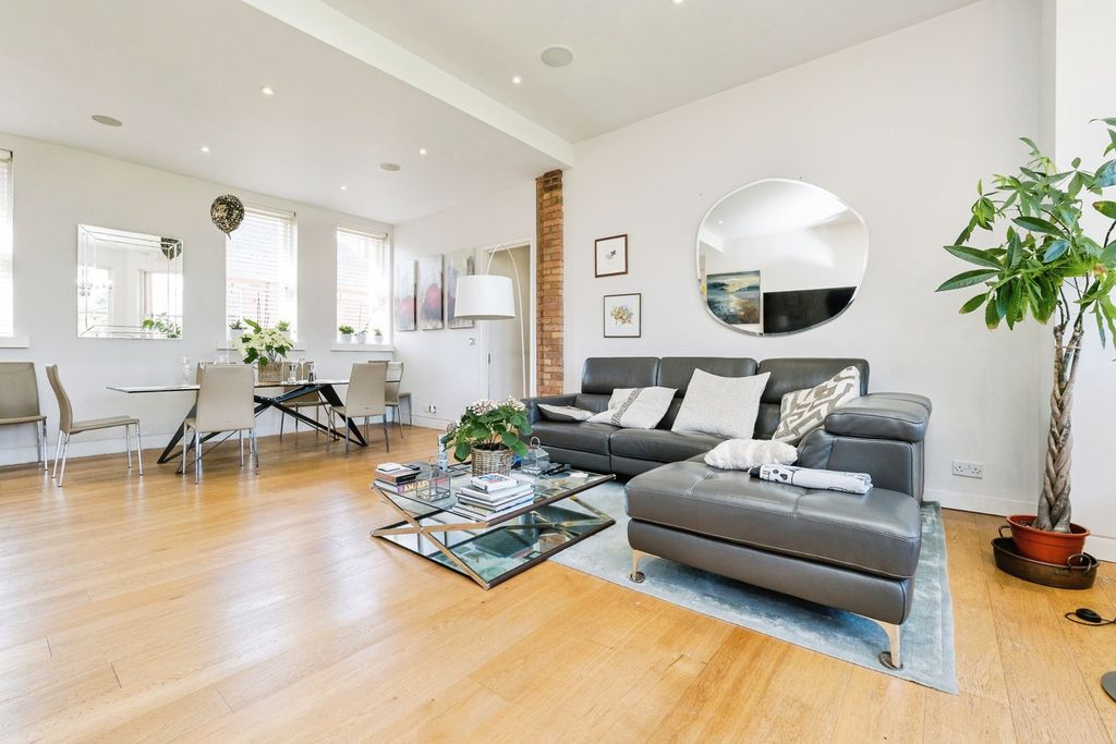 Additional image 6 of 3 bed flat for saleBartholomew House, Richmond Drive, Woodford Green IG8
