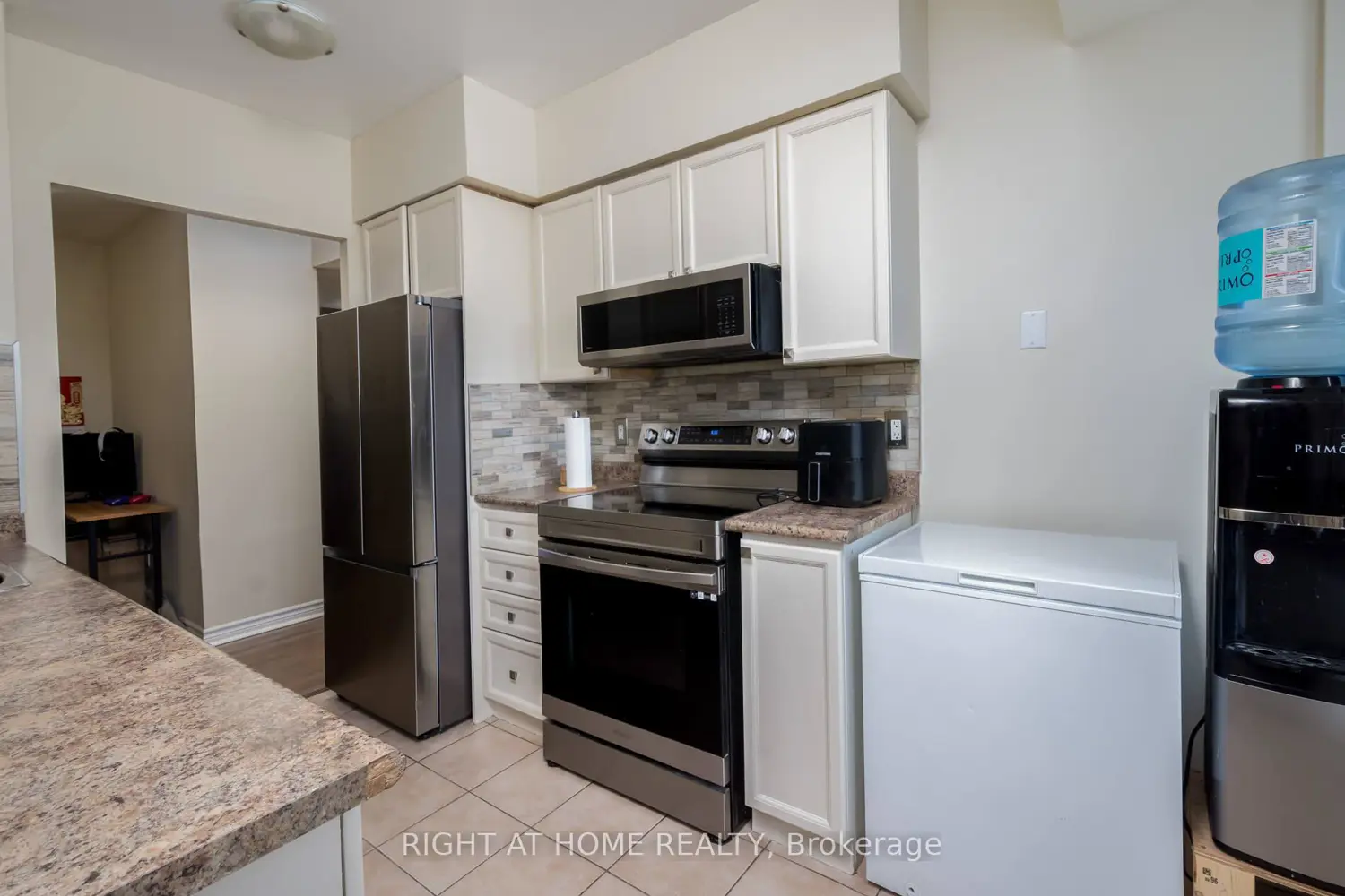 Additional image 9 of 2088 Lawrence Avenue 202
