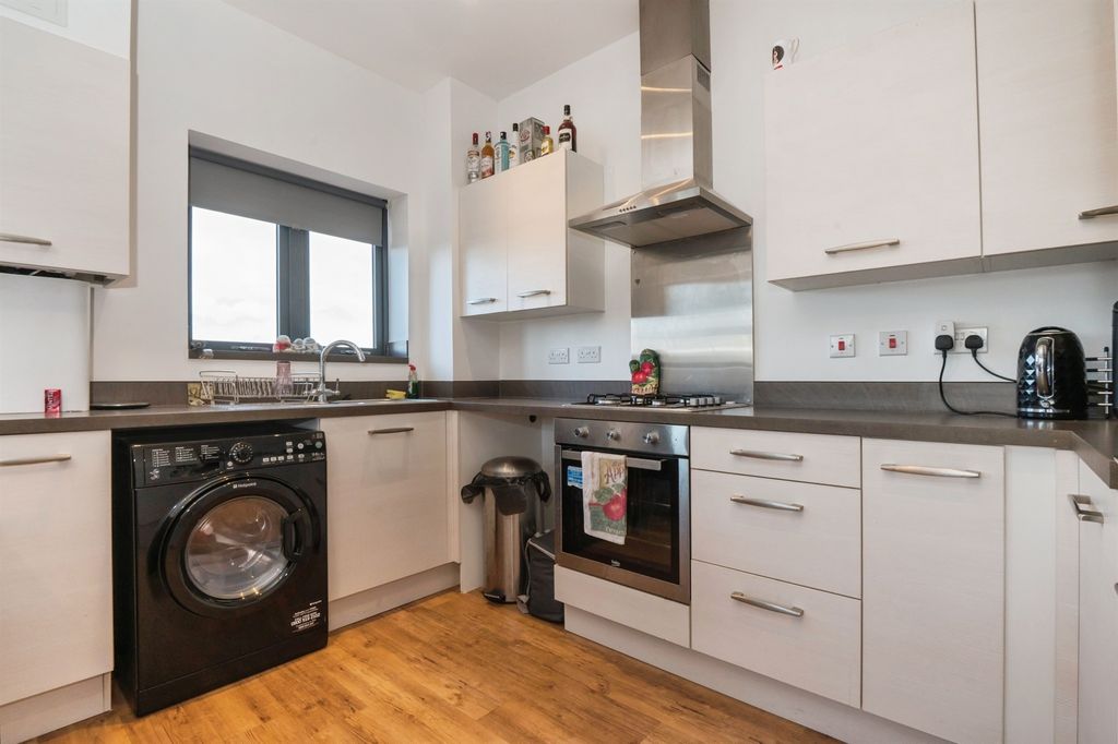 2 bed flat for saleMercator Close, Southampton SO16 photo 3