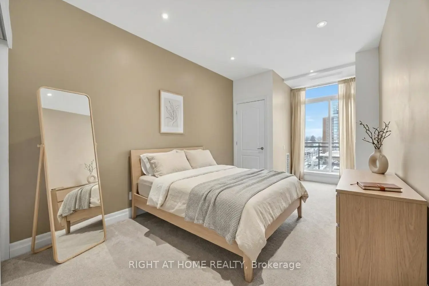 Additional image 12 of 44 Bond Street 518