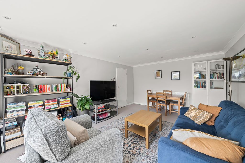 Additional image 4 of 2 bed flat for saleThe Avenue, Worcester Park KT4