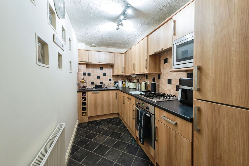 2 bed flat for saleMiddle Road, Southampton, Hampshire SO19 photo 3