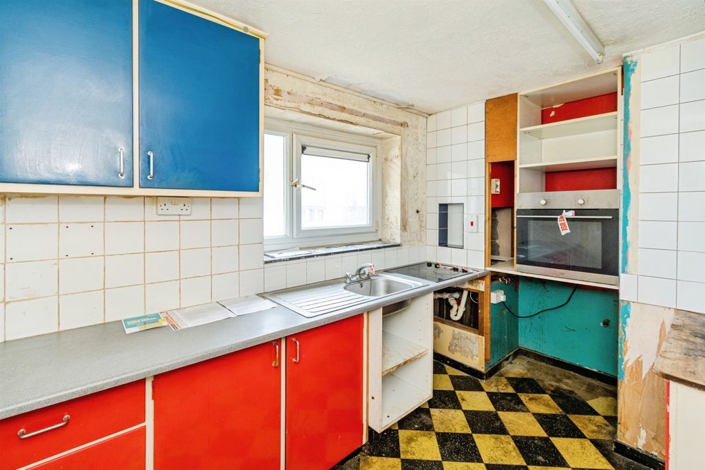 2 bed flat for saleSummit Way, Southampton SO18 photo 5