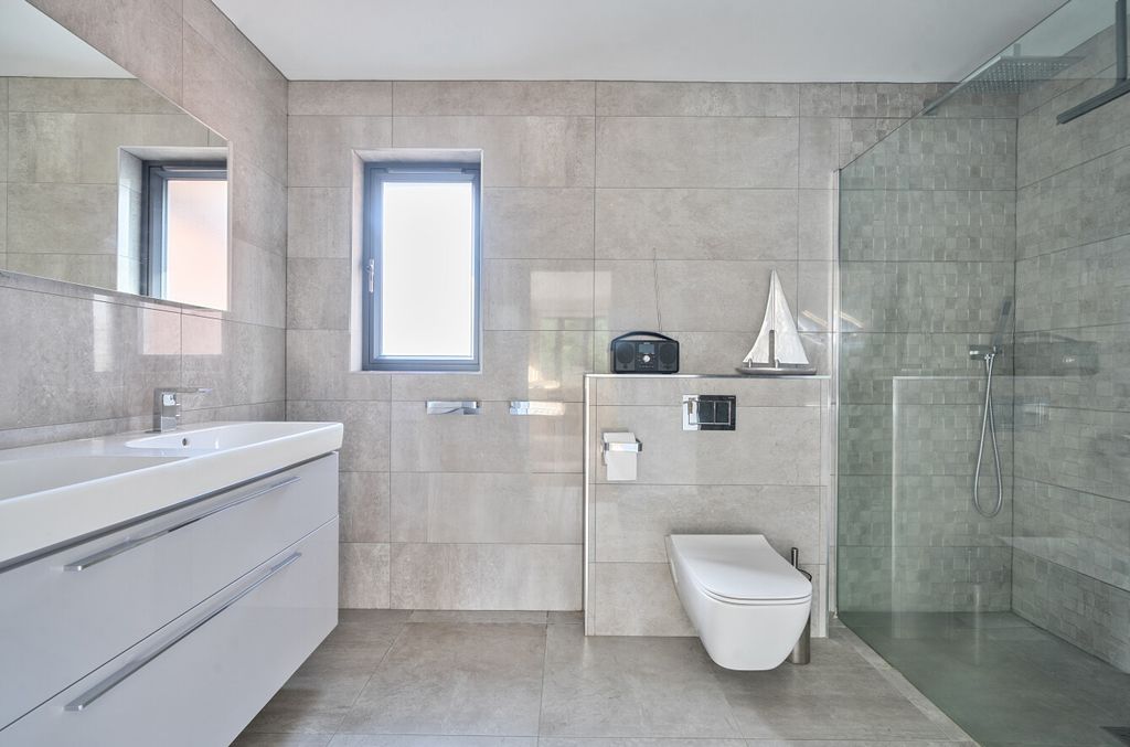 Additional image 6 of 5 bed detached house for saleHollybush Ride, Finchampstead, Wokingham, Berkshire RG40