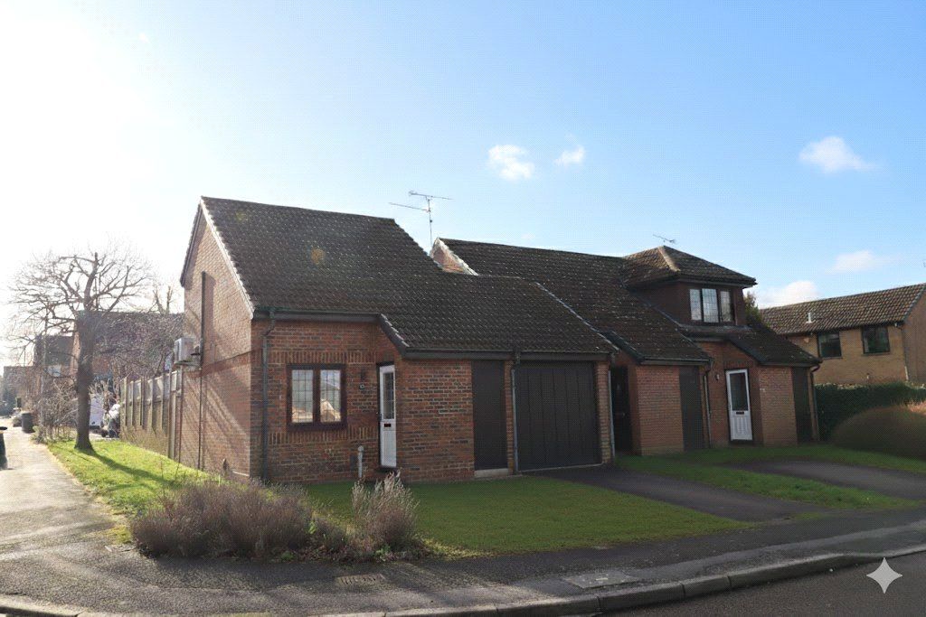 1 bed detached house for saleTesimond Drive, Yateley, Hampshire GU46
