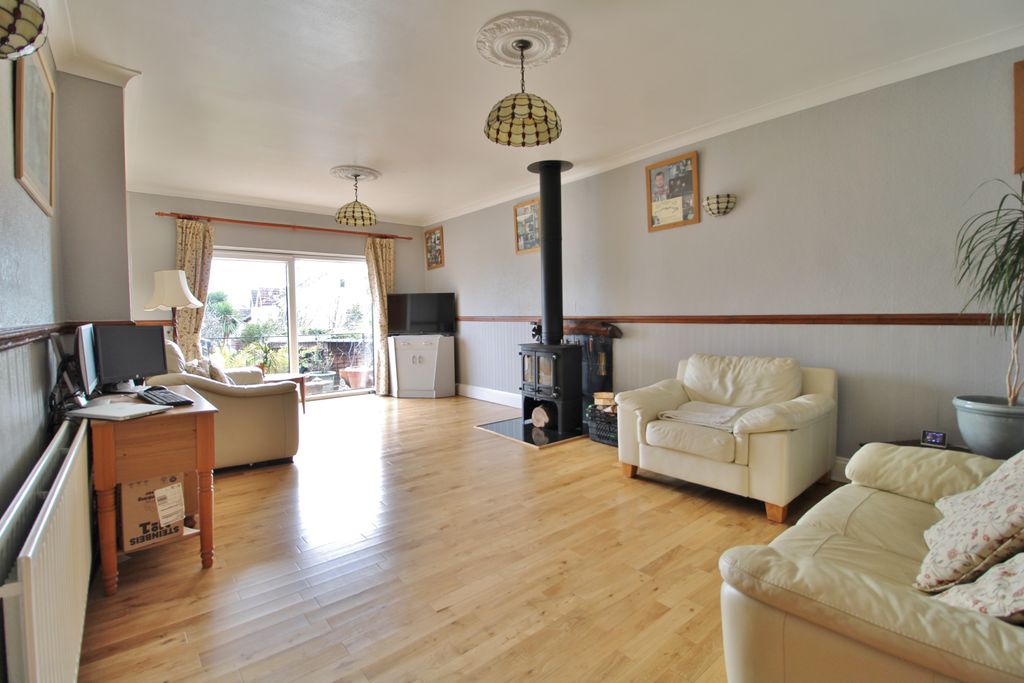 4 bed detached bungalow for saleSea View Road, Drayton PO6 photo 3