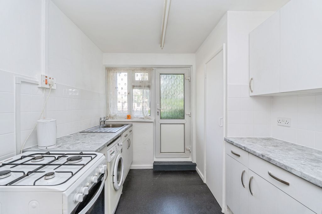 Additional image 4 of 2 bed flat for saleSt. James Close, Southampton SO15