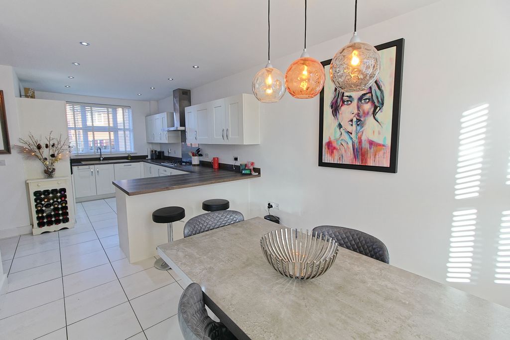 5 bed detached house for saleWindsor Way, Broughton Astley LE9 photo 2