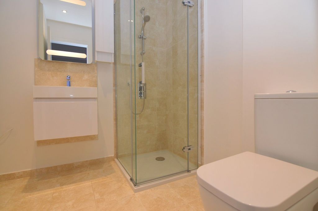 Additional image 8 of 13 bed detached house for salePeach Street, Wokingham, Berkshire RG40