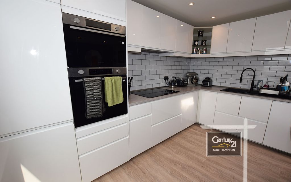 Additional image 3 of 2 bed flat for sale|Ref: L821555|, Saxon Gate, Back Of The Walls, Southampton SO14