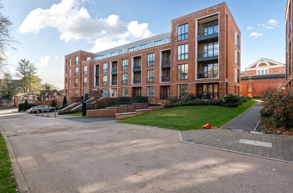 2 bed flat for saleBedivere House, Fellowes Rise, Winchester, Hampshire SO22