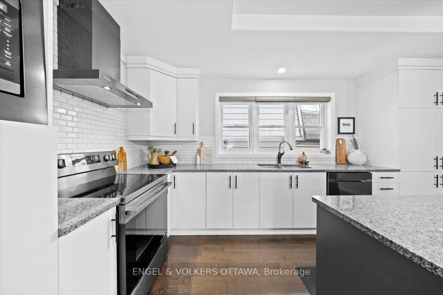 1005 Gold Crescent photo 3
