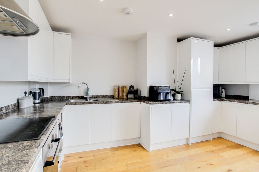 2 bed flat for saleStation Avenue, Broadway House Station Avenue SS11 photo 5