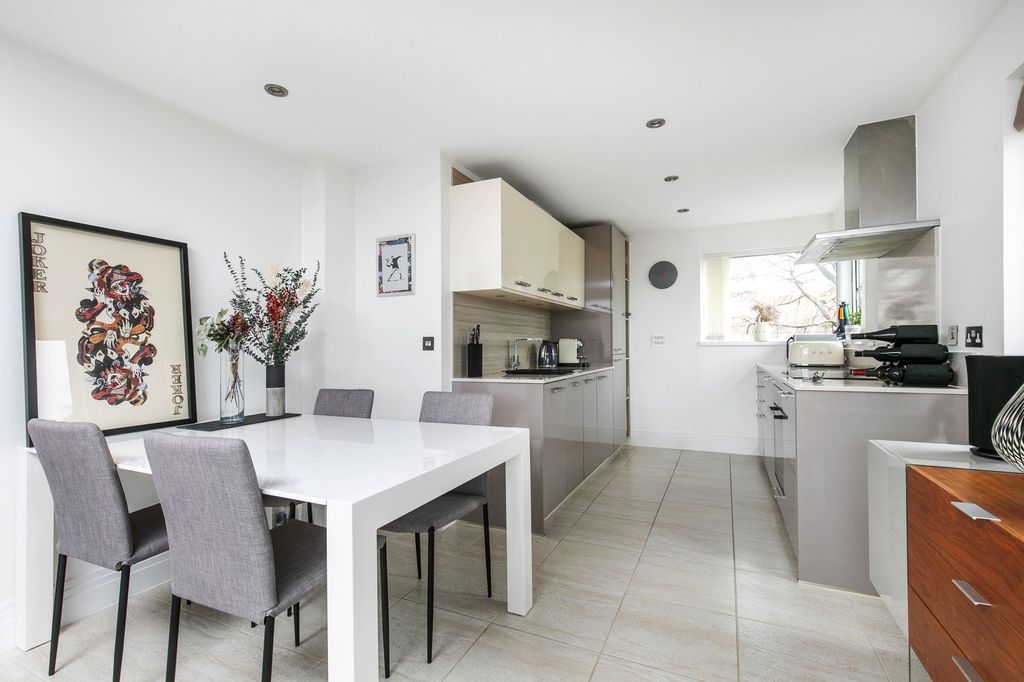 Additional image 5 of 2 bed flat for saleNightingale Park, Winchester SO22