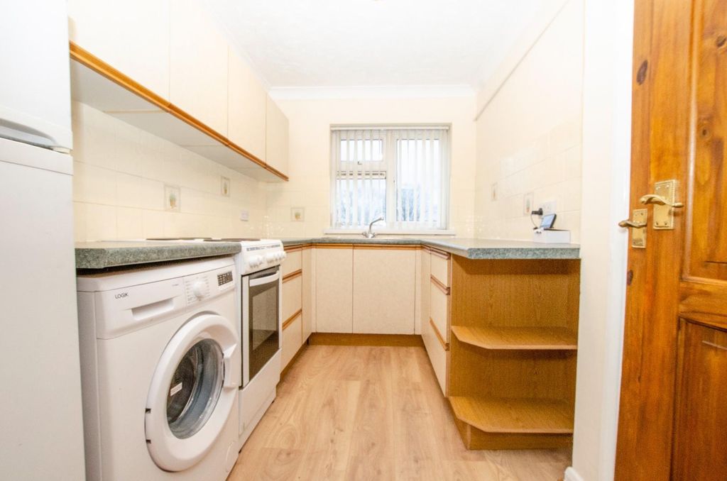 Additional image 6 of 1 bed flat for saleMeggeson Avenue, Southampton SO18