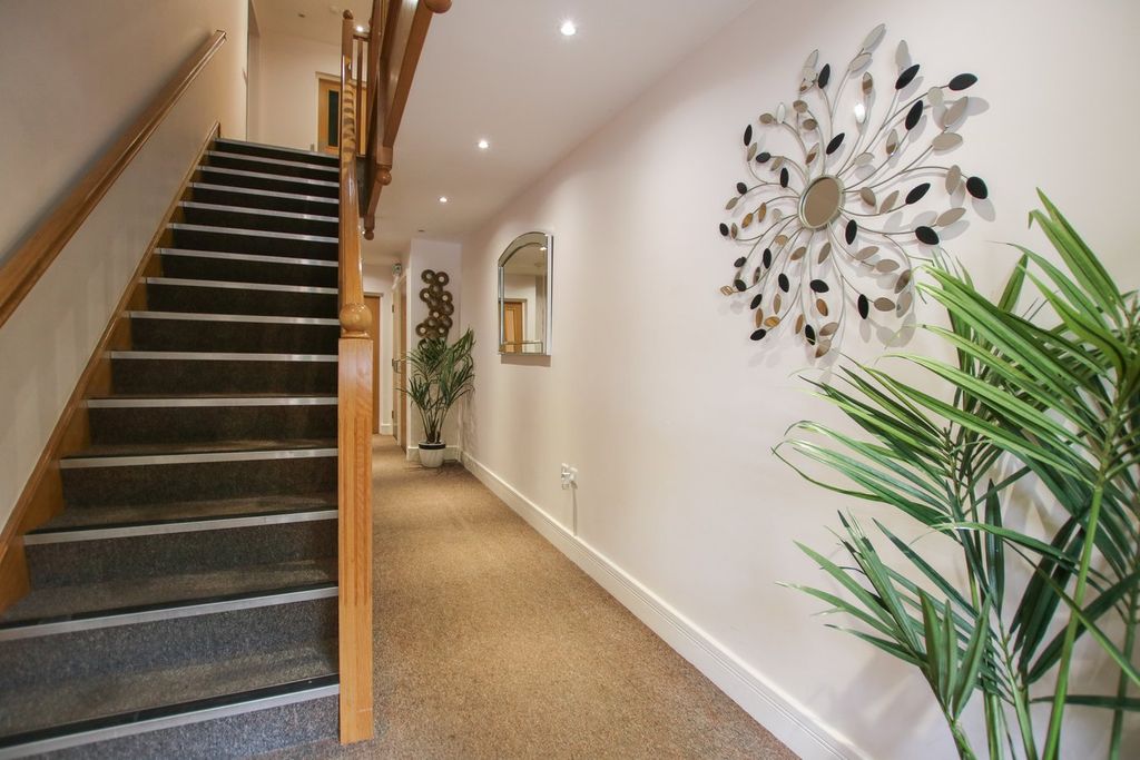 Additional image 3 of 2 bed flat for saleRectory Road, Wokingham RG40