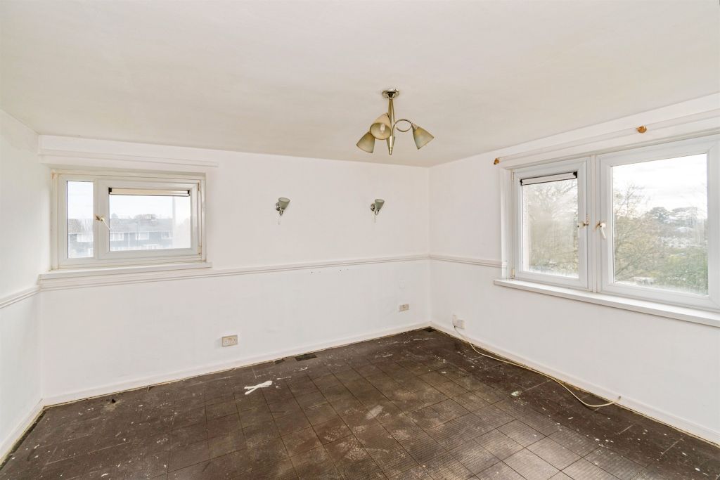2 bed flat for saleSummit Way, Southampton SO18 photo 3