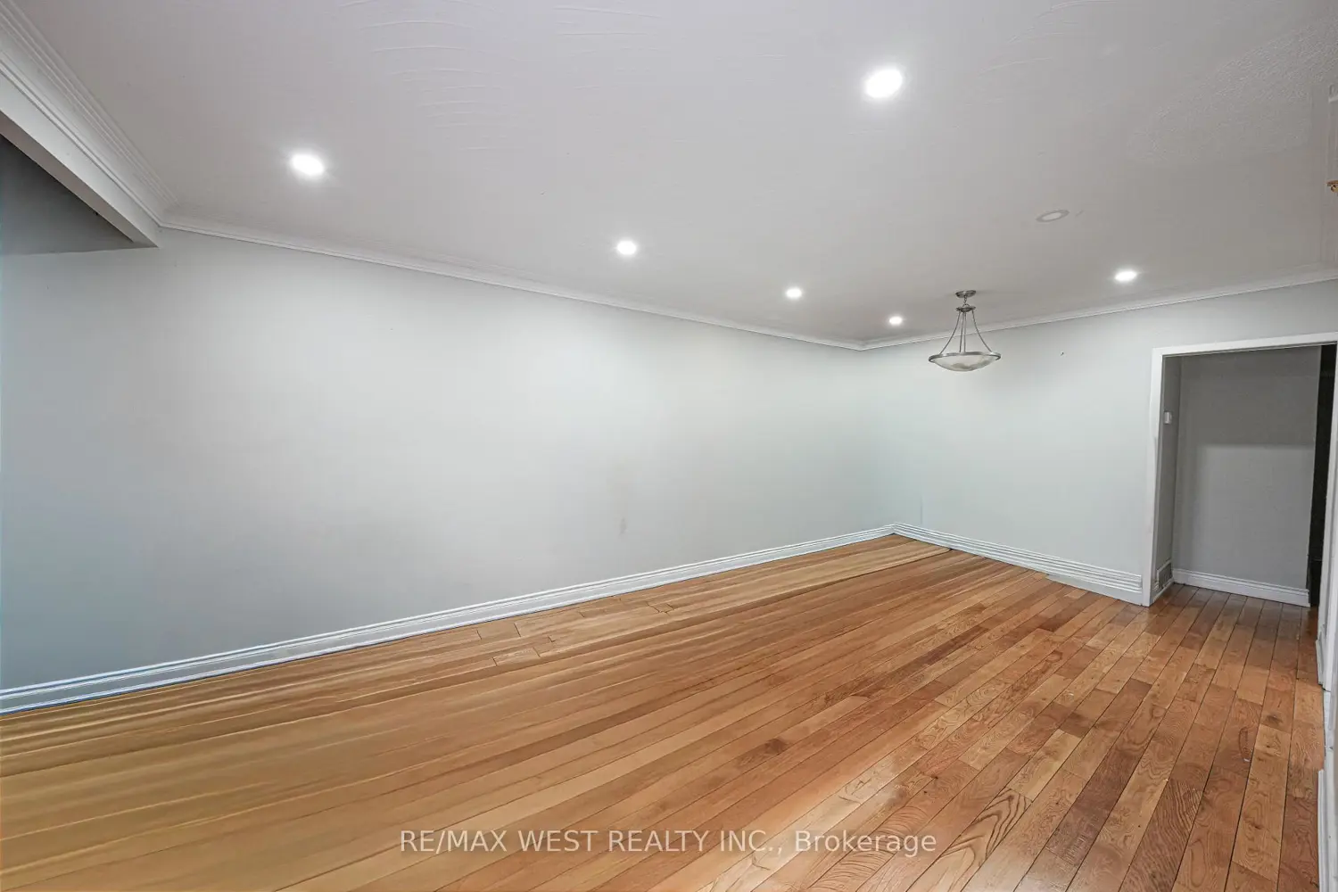 812 Kennedy Road photo 2