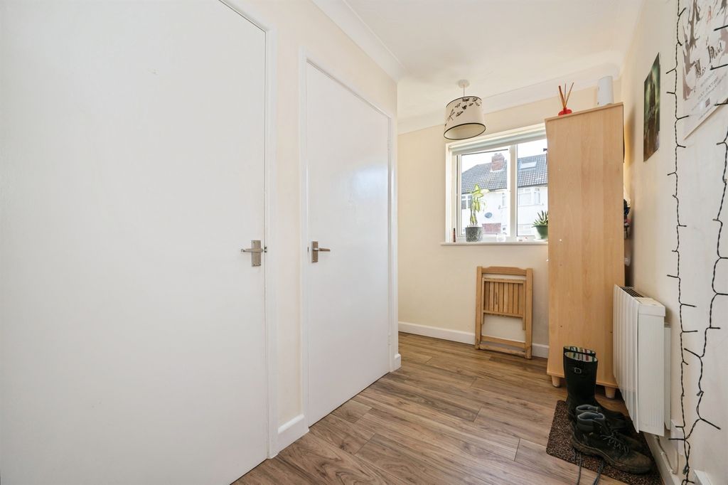 Additional image 10 of 2 bed flat for saleLawrence Grove, Southampton SO19