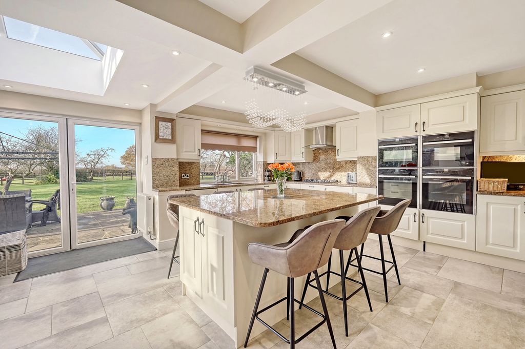 Additional image 6 of 5 bed bungalow for saleHighcliffe Drive, Wickford SS12