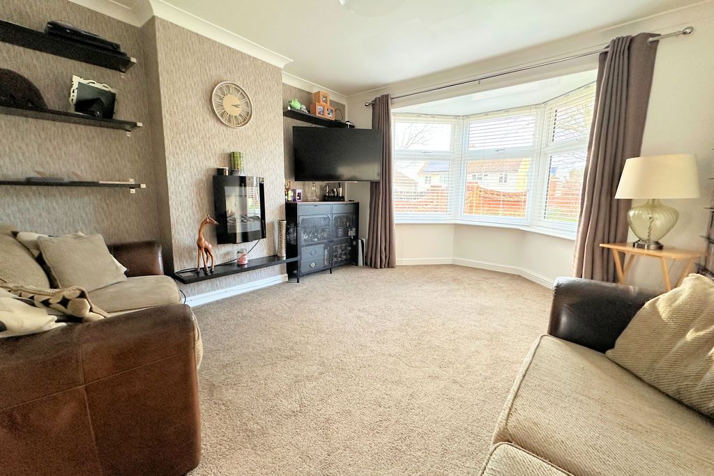 3 bed semi-detached house for saleBlakemere Crescent, Paulsgrove PO6 photo 2