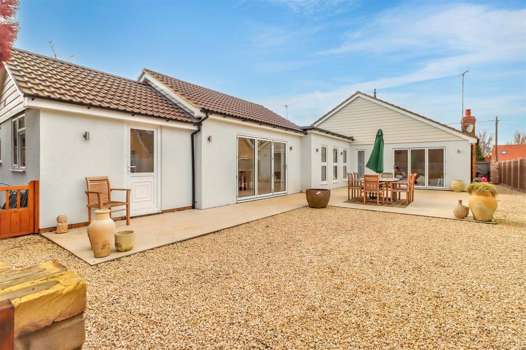 Additional image 2 of 3 bed detached bungalow for saleSugden Avenue, Wickford SS12