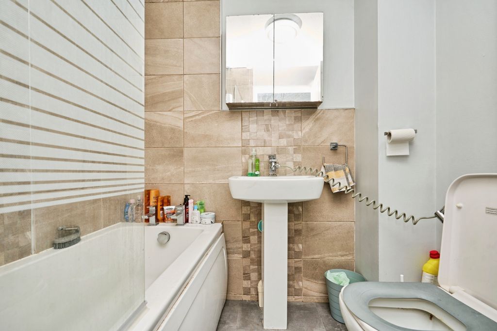 Additional image 13 of 1 bed maisonette for saleSylvan Drive, Newport, Isle Of Wight PO30
