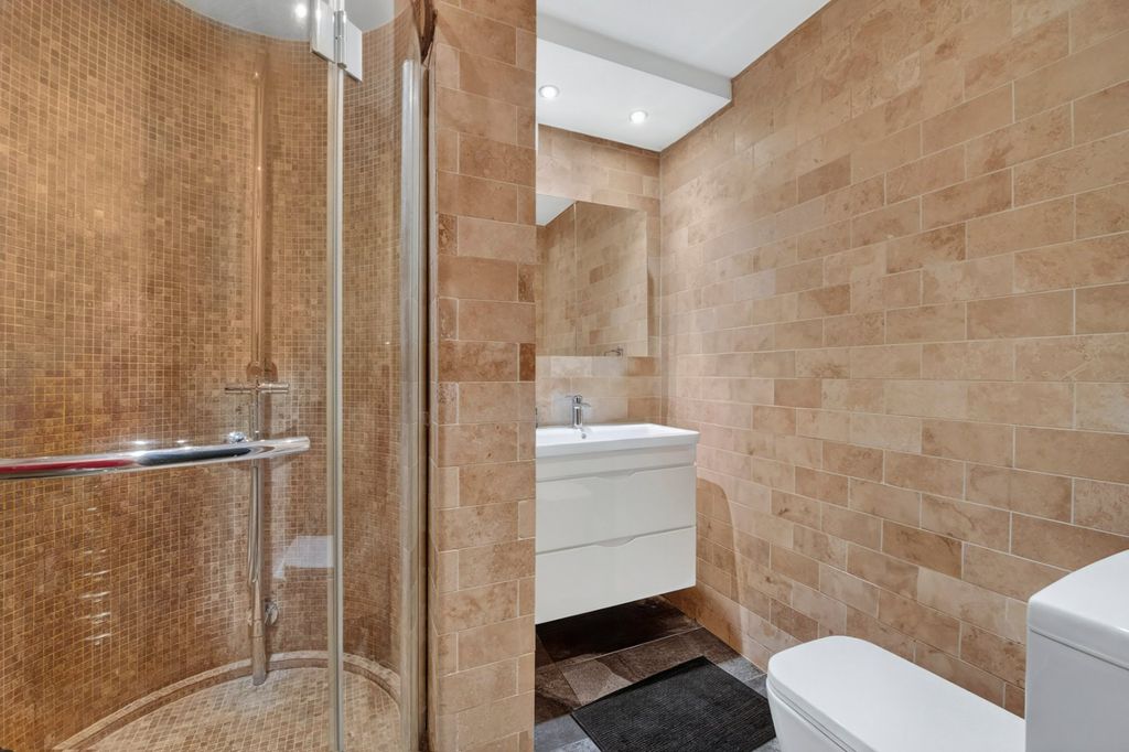Additional image 8 of 2 bed flat for saleMontague Road, Richmond TW10