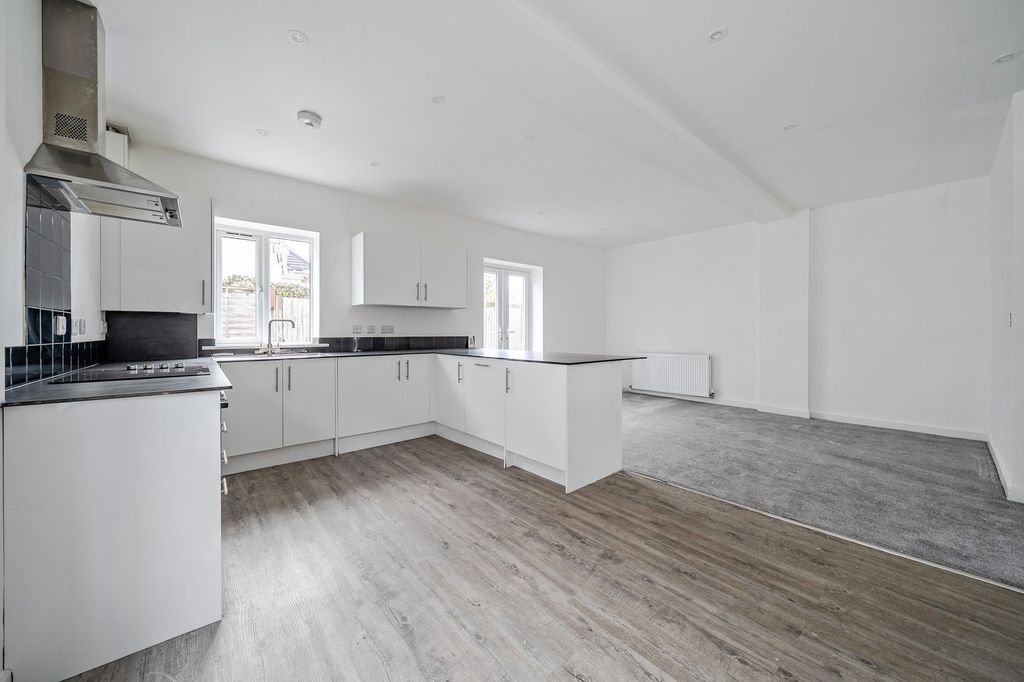 5 bed detached bungalow for saleMerridale Road, Southampton SO19 photo 5