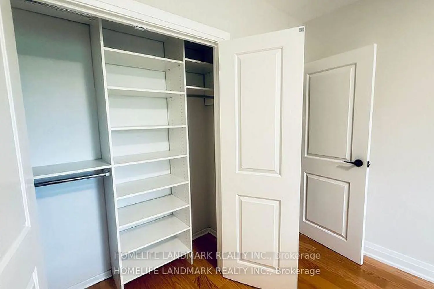 Additional image 16 of 5879 Bathurst Street 213