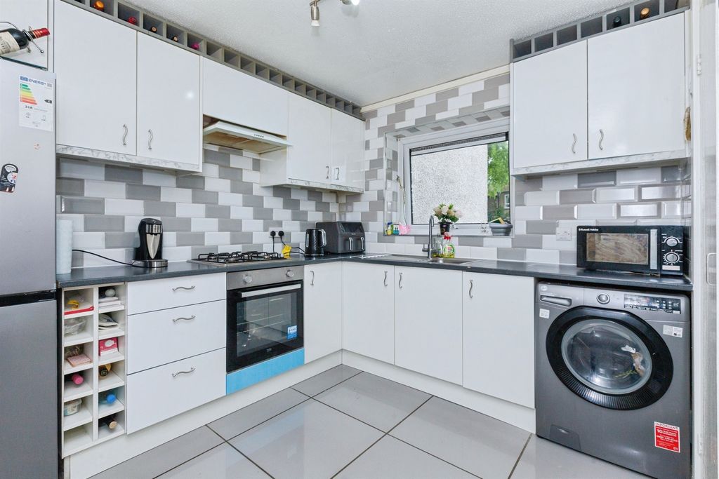 2 bed flat for saleKelbrook Close, Leicester LE4 photo 2