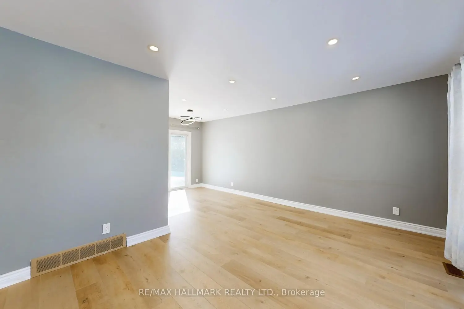 448 Loretta Crescent photo 4