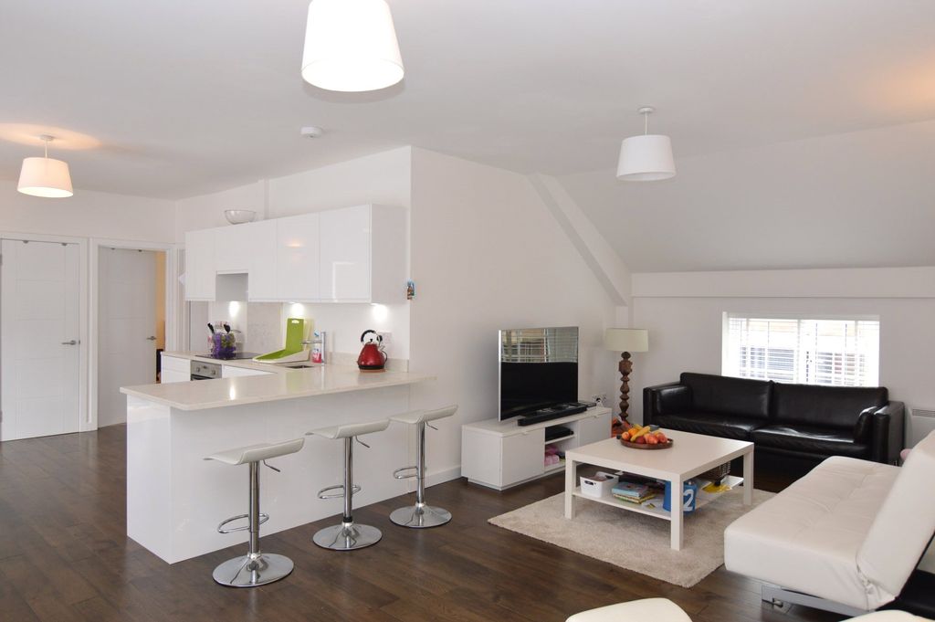 Additional image 5 of 13 bed detached house for salePeach Street, Wokingham, Berkshire RG40