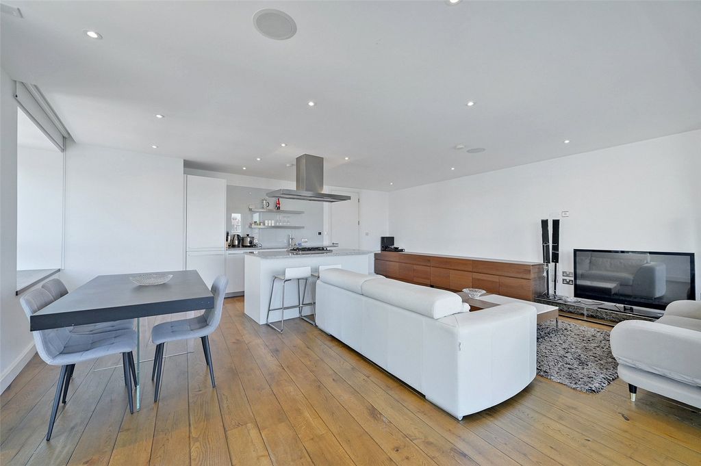Additional image 5 of 2 bed flat for saleFarm Yard, Windsor, Berkshire SL4