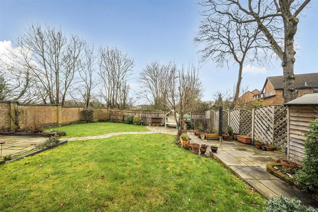 Additional image 23 of 5 bed detached house for saleDunsmore Gardens, Yateley, Hampshire GU46